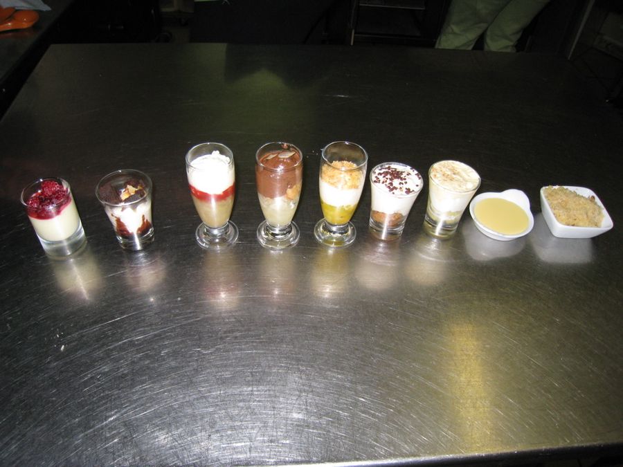 Verrines de desserts alignées avant le service