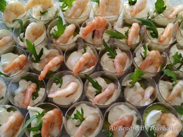 Verrines de crevettes et roquette servies en mise en bouche