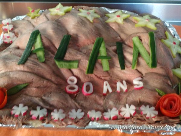 Rôti de bœuf froid tranché et décoré pour un anniversaire