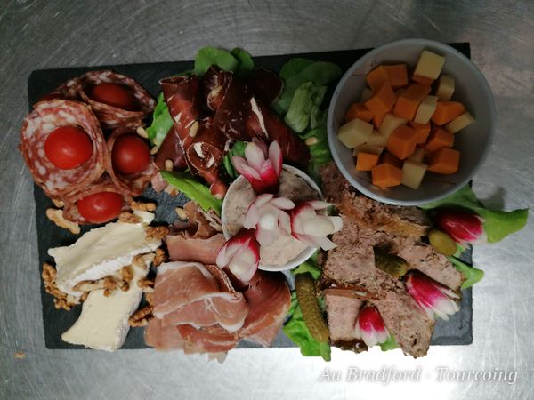 Ardoise de charcuteries, terrine et dés de fromage