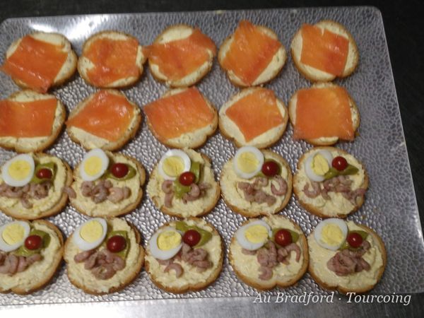 Toasts au saumon fumé et canapés garnis