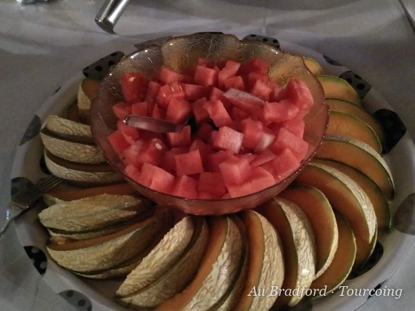 Melon et pastèque présentés en salade de fruits