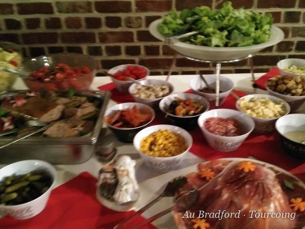 Buffet de salades et crudités servies en bols