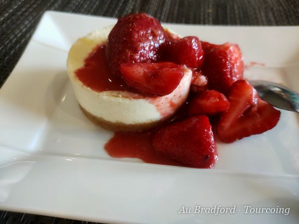 Cheesecake aux fraises servi à l'assiette