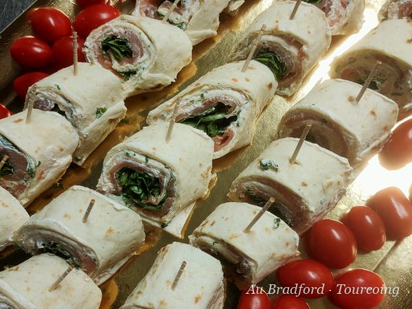 Wraps roulés au saumon et tomates cerises