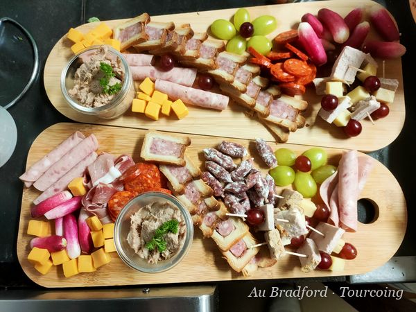Planche apéritive garnie de charcuteries et rillettes