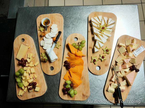 Planches de fromages variés et raisin
