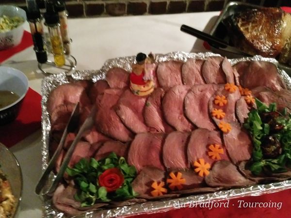 Rôti de bœuf tranché présenté sur plateau