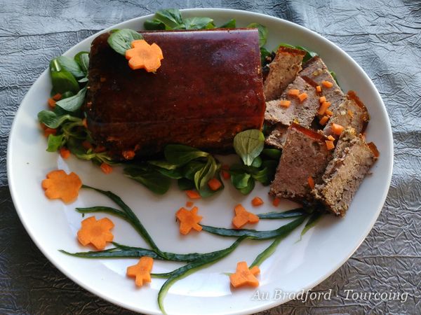 Terrine maison et pâté en croûte tranchés