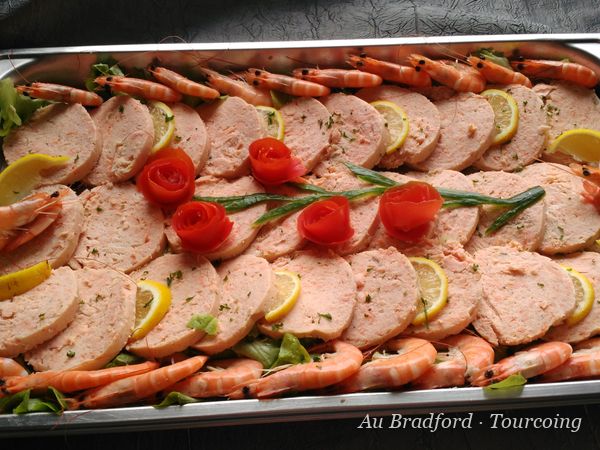 Terrine de poisson tranchée, crevettes et citron