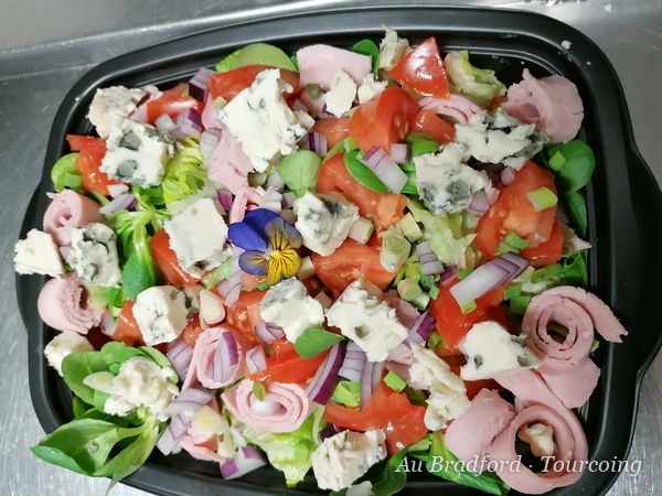 Grande salade composée au bleu et au jambon