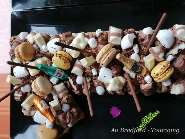 Gâteau d'anniversaire décoré de macarons et de chocolats