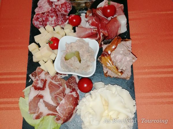 Plateau apéritif de charcuteries, fromages et rillettes