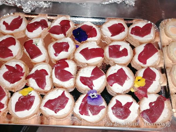 Toasts garnis de viande fumée et de fleurs comestibles