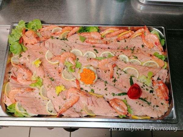 Plateau de poisson froid en tranches, citron et crudités