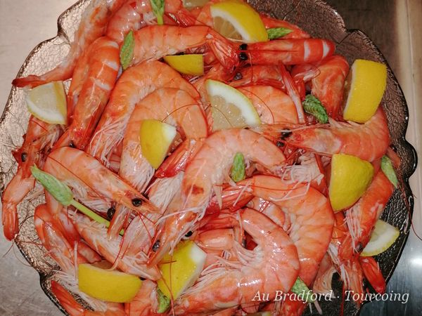 Crevettes roses et quartiers de citron