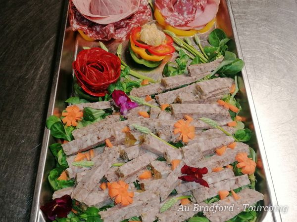 Assortiment de charcuteries et de pâté sur plateau
