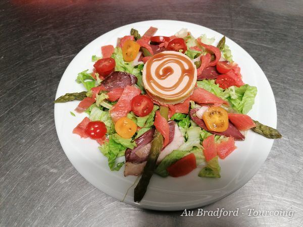 Assiette de salade composée au saumon fumé