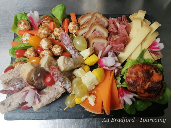 Ardoise de charcuteries, fromages et fruits