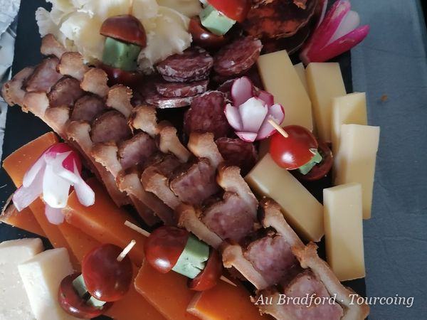 Brochettes apéritives de saucisson, fromage et raisin