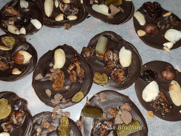 Palets de chocolat aux fruits secs et fruits confits