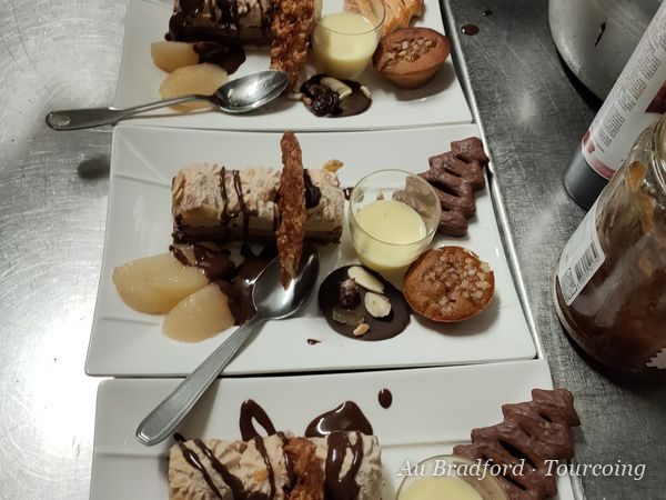 Assiette de desserts : bûche, crème et biscuits au chocolat
