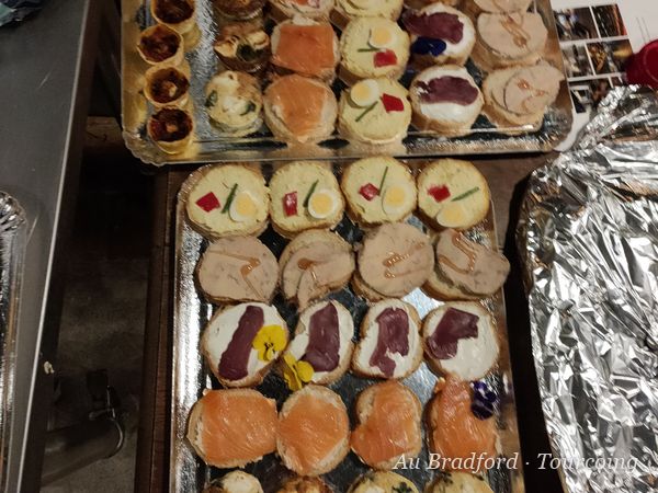 Canapés garnis de saumon fumé, rillettes et charcuterie
