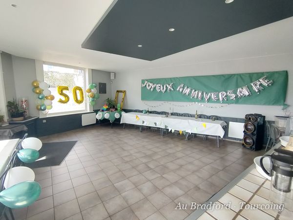 Salle décorée pour un anniversaire, tables dressées