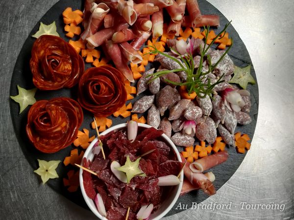 Plateau de charcuteries fines avec roses de chorizo et viande séchée