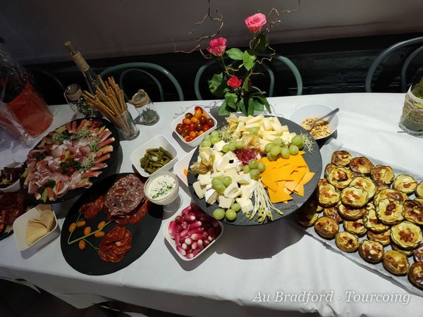 Buffet apéritif dressé : charcuteries, fromages et tartelettes