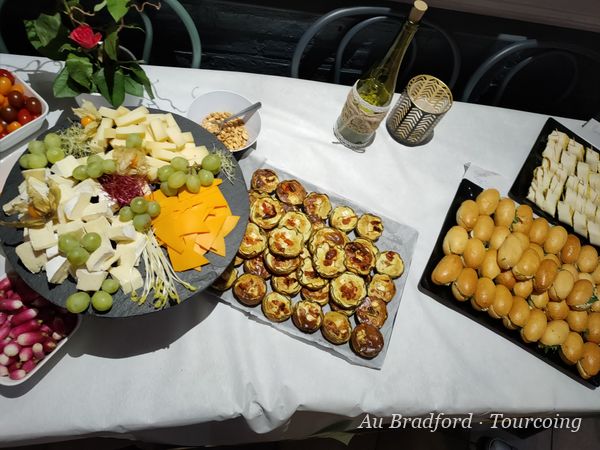 Plateau de fromages et mini-tartelettes sur le buffet