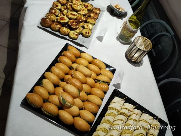Navettes garnies et mini-quiches sur le buffet