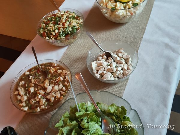 Saladiers de salades composées sur un buffet
