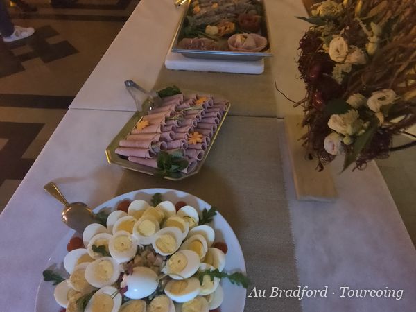 Buffet froid : œufs mimosa et plateau de charcuteries