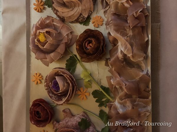 Roses de jambon et charcuteries dressées en plateau
