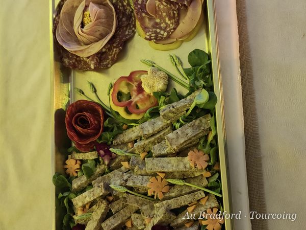 Plateau de terrine tranchée et roses de charcuterie