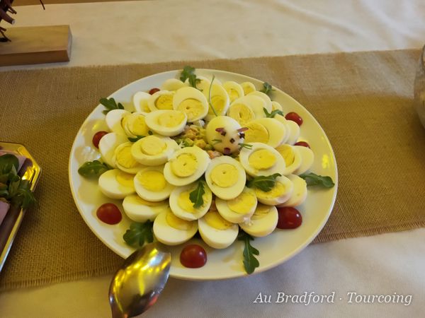 Plat d'œufs mimosa décoré de tomates cerises