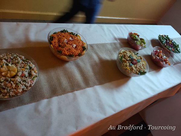 Buffet de salades composées sur un chemin de table en jute
