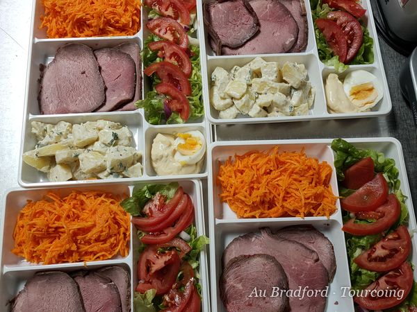 Assiettes composées : rôti de bœuf, carottes râpées et pommes de terre