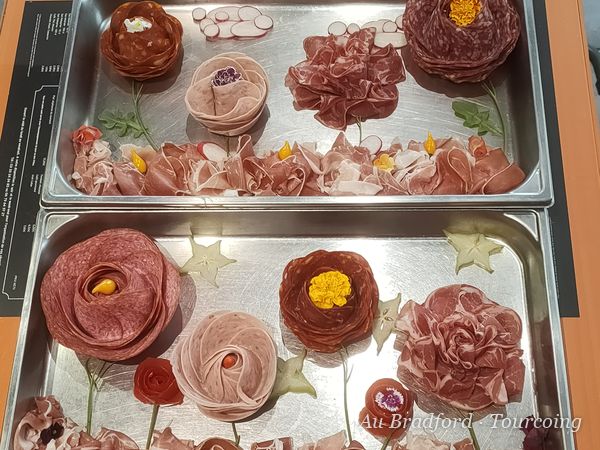 Roses de charcuterie dressées sur plaques