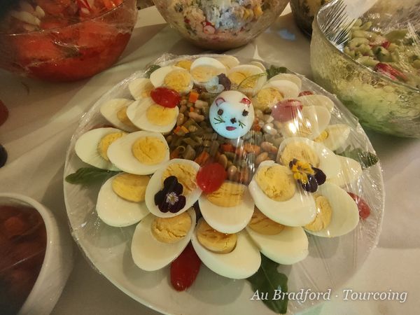 Plat d'œufs mimosa garni de fleurs comestibles