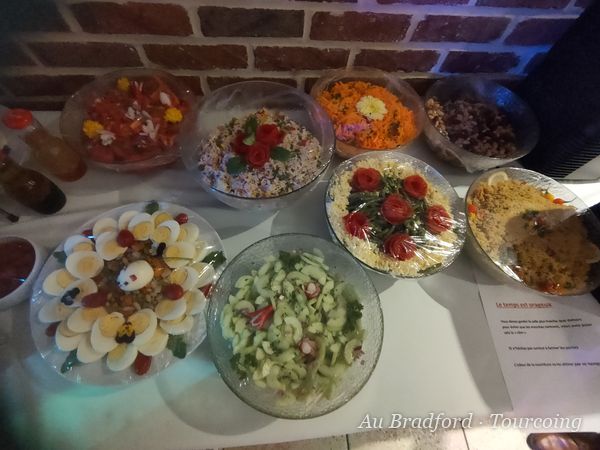 Assortiment de salades composées en saladiers