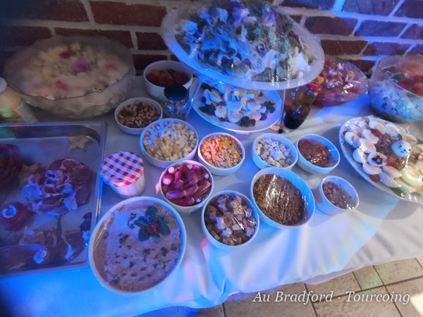 Buffet froid avec salades variées et desserts