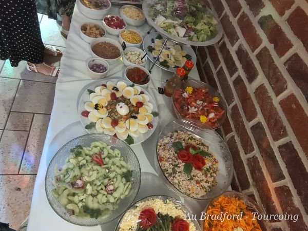 Table de salades composées dressée pour un buffet