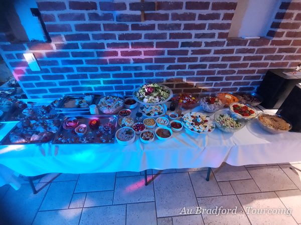 Buffet complet dressé en salle pour une soirée